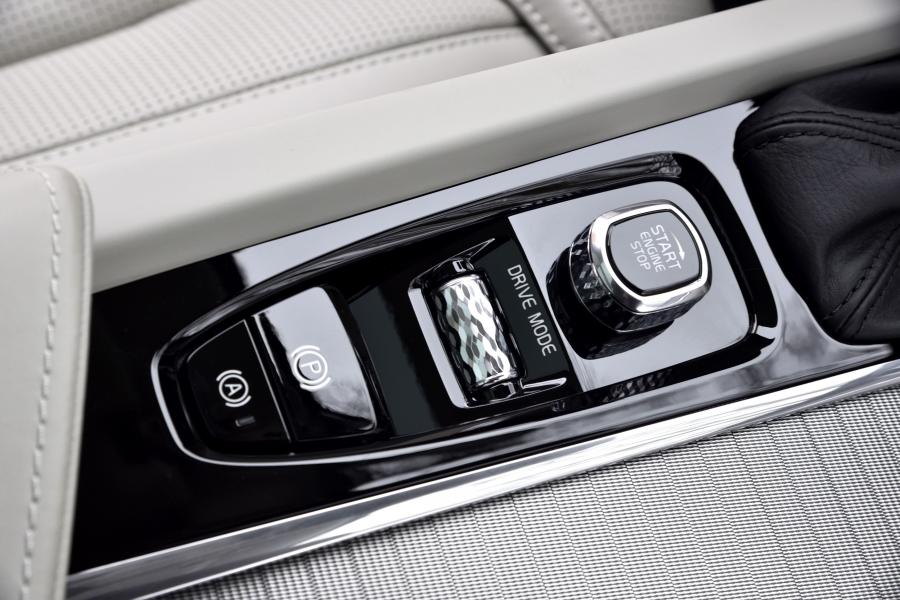 Детали интерьера Volvo V60 D4 Cross Country 2018 года  (WW) (фото 13 из 49)